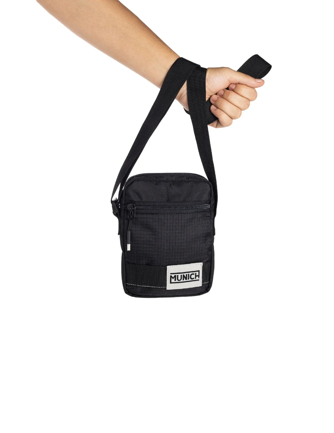 Bandolera Unisex Munich Kick Crossbody Negro | Bicos de Fío