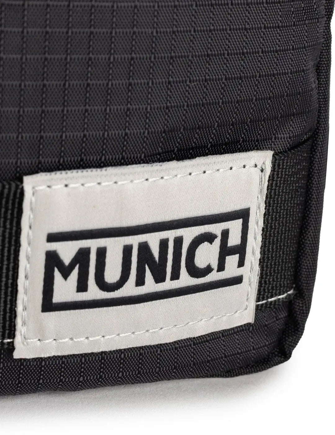 Bandolera Unisex Munich Kick Crossbody Negro | Bicos de Fío