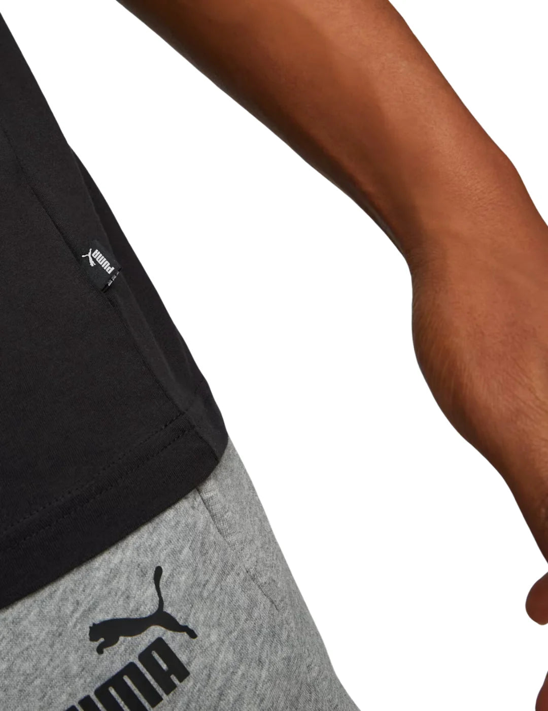 Camiseta PUMA Logo Essentials Negro | Bicos de Fío