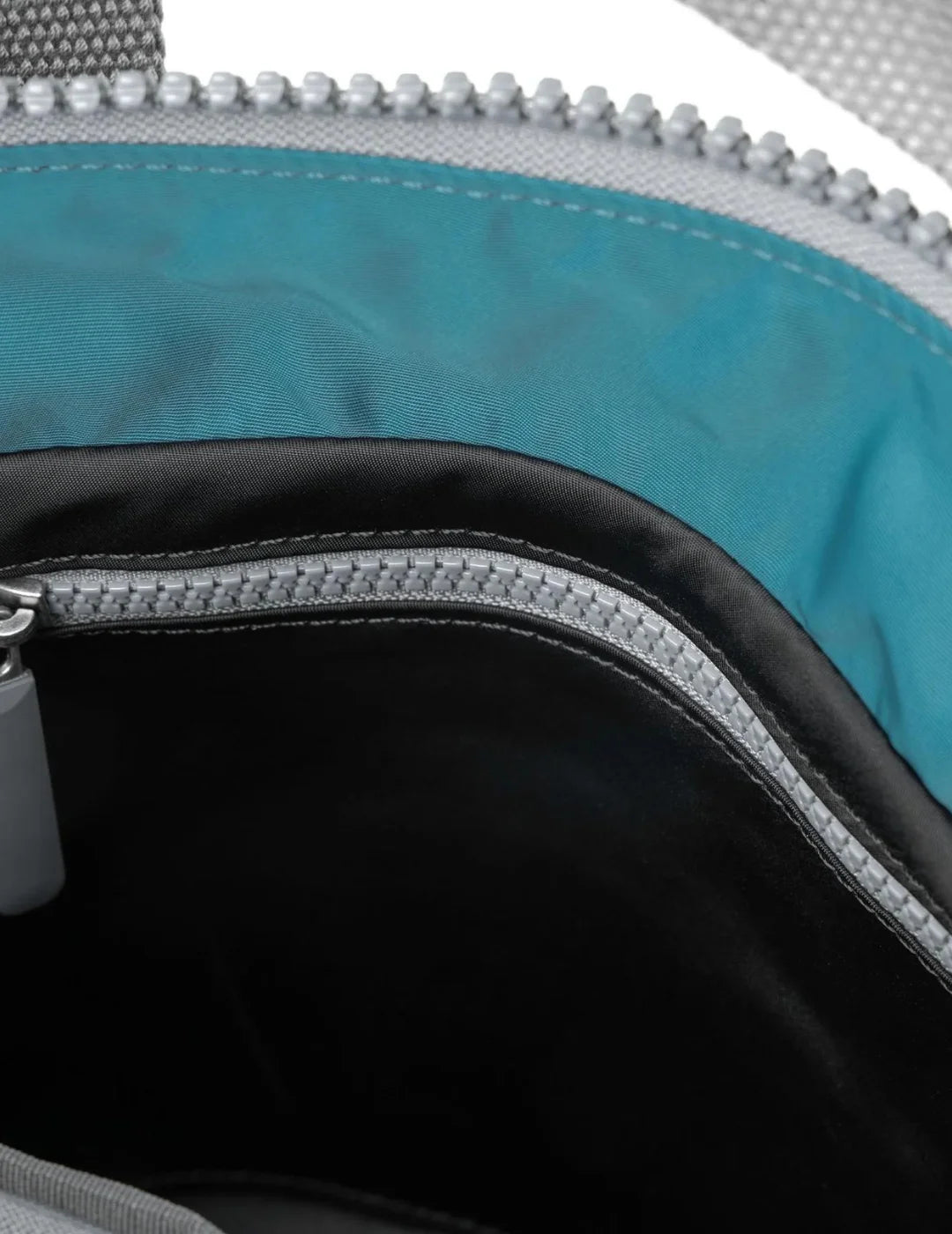 Mochila Roka Bantry B Small Two Tone Negro-Azul | Bicos de Fío