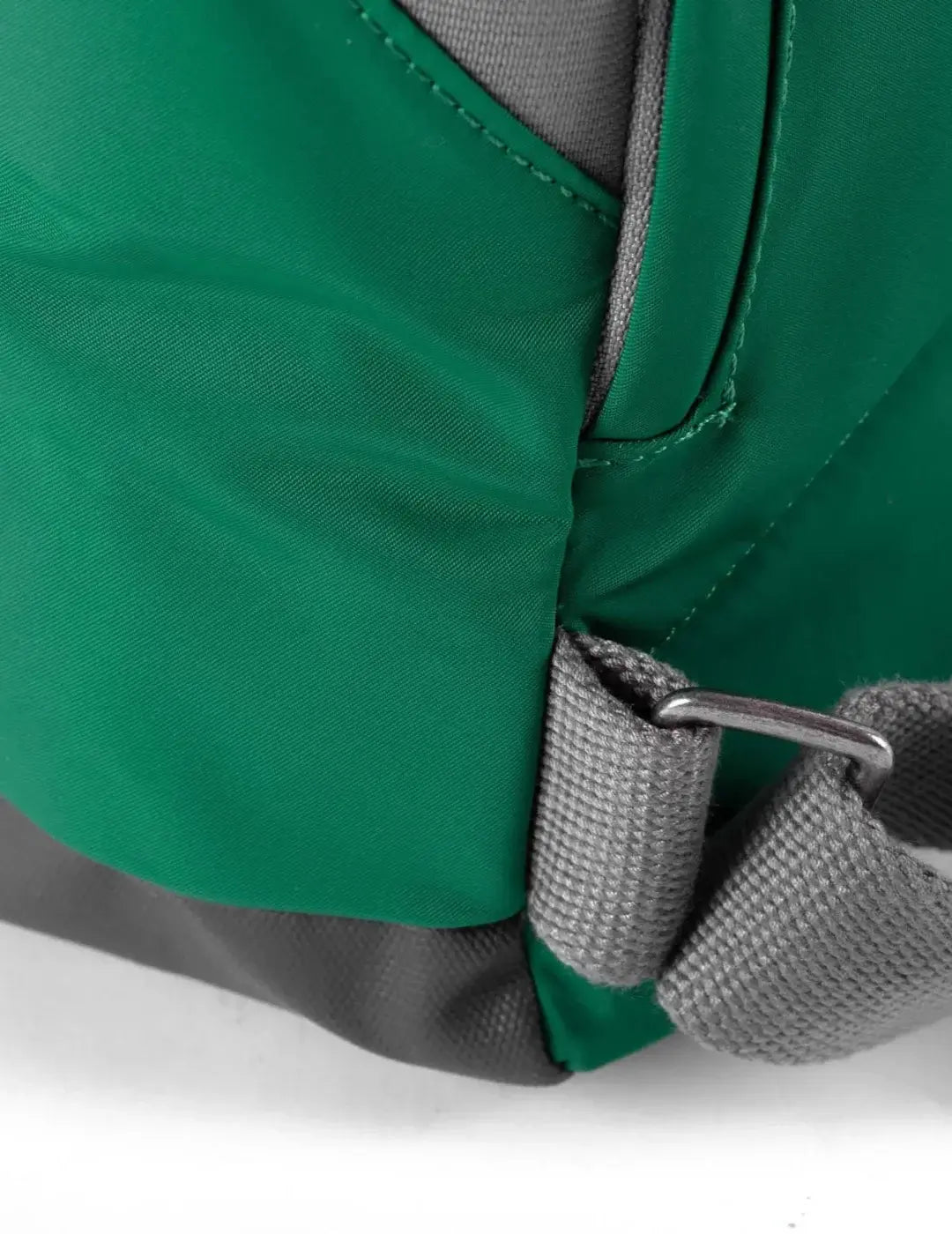 Mochila Roka Canfield B Medium Emerald | Bicos de Fío