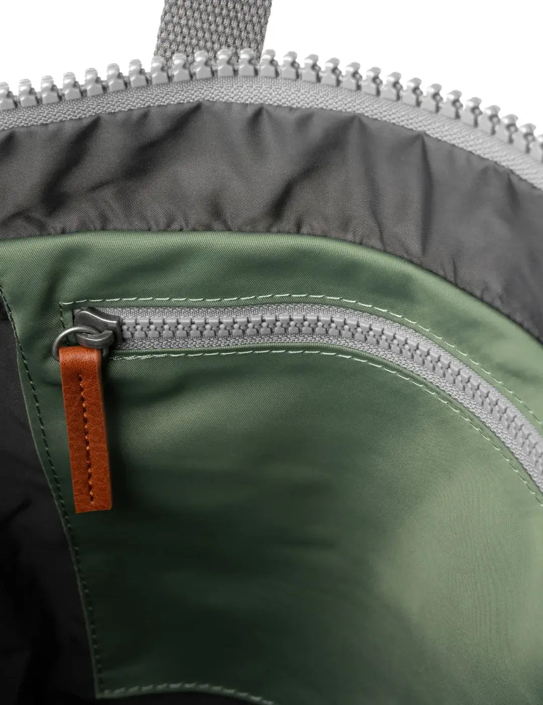 Mochila Roka Canfield B Medium Granite | Bicos de Fío