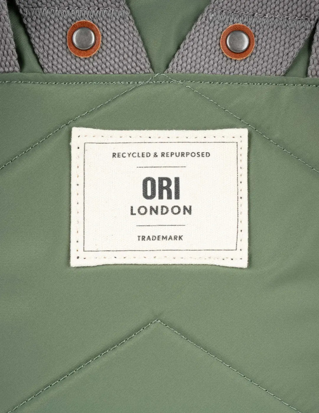 Mochila Roka Canfield B Medium Granite | Bicos de Fío