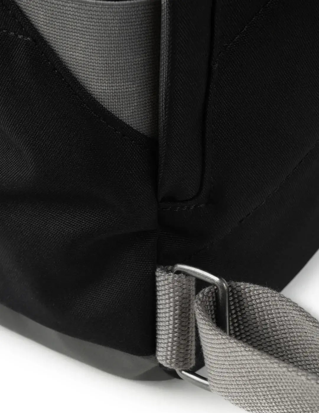 Mochila Roka Canfield B Medium Yellow Label Negro | Bicos de Fío