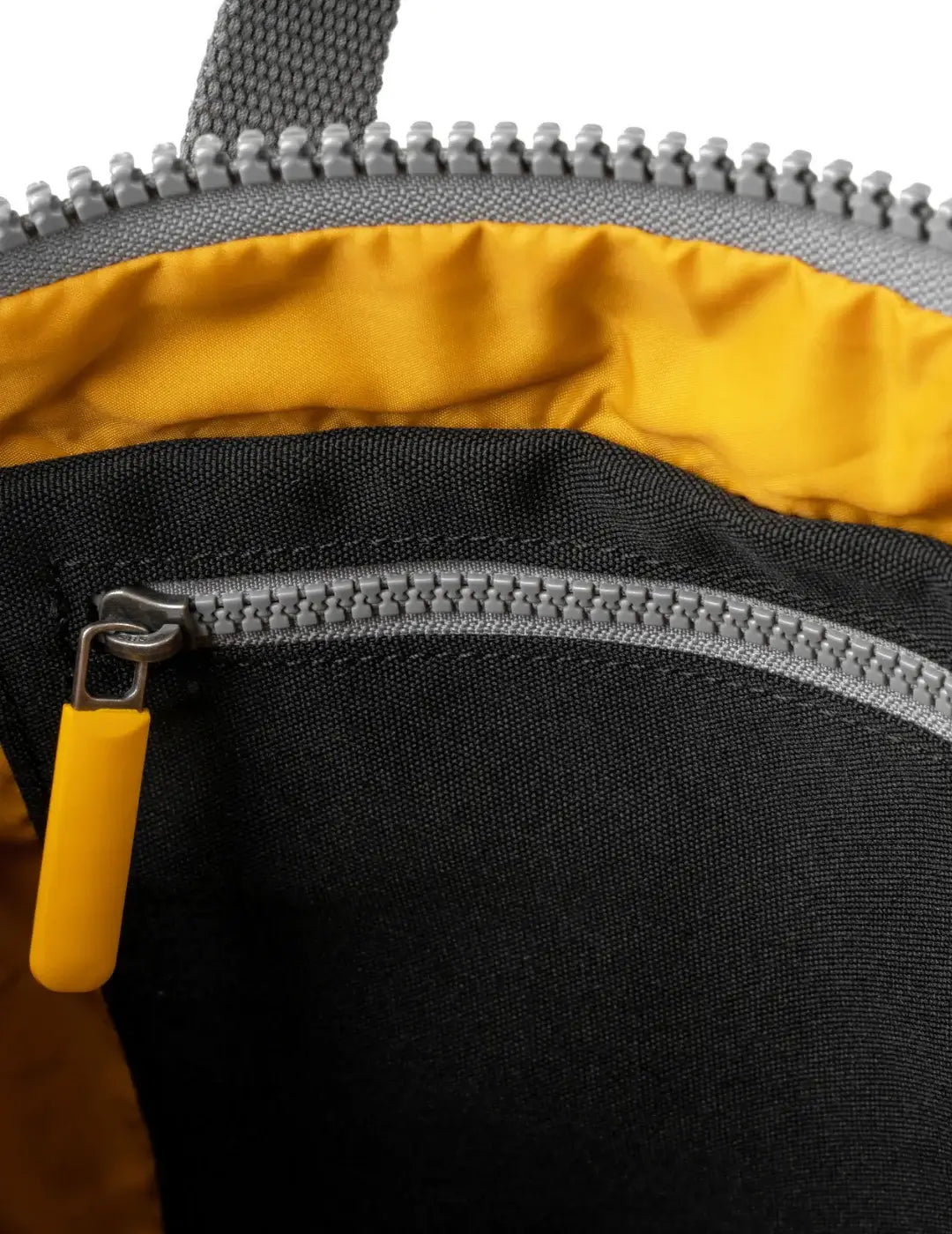 Mochila Roka Canfield B Medium Yellow Label Negro | Bicos de Fío