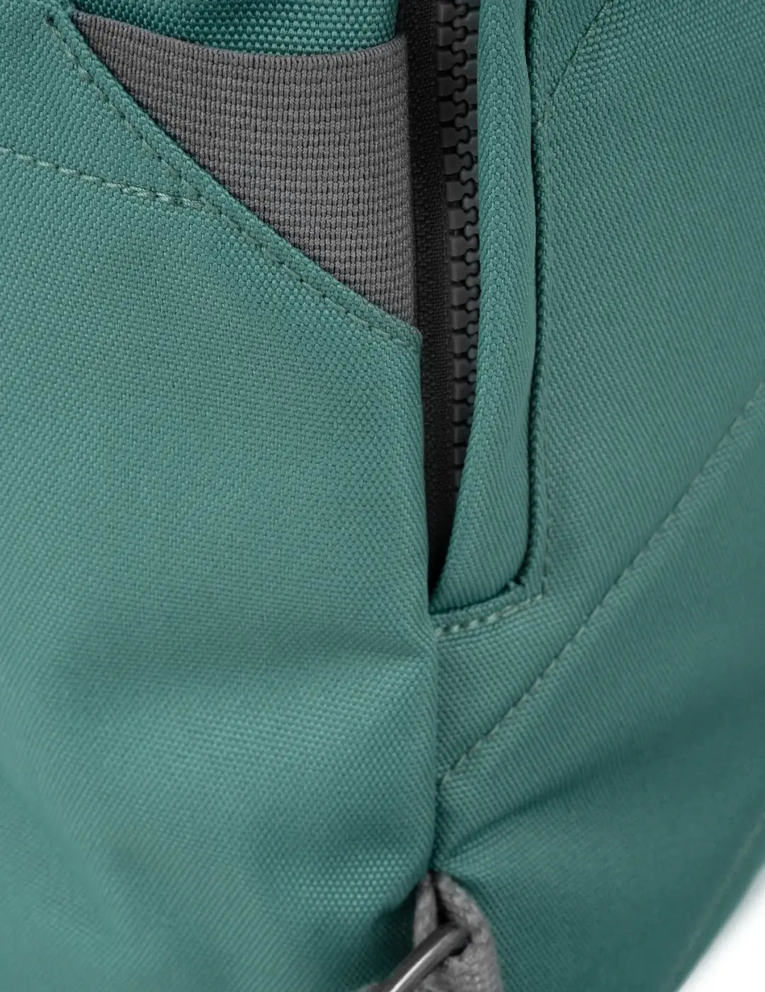 Mochila Roka Finchley A Medium Sage | Bicos de Fío