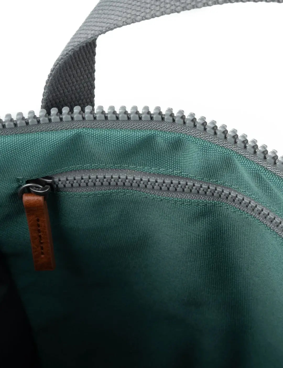 Mochila Roka Finchley A Medium Sage | Bicos de Fío