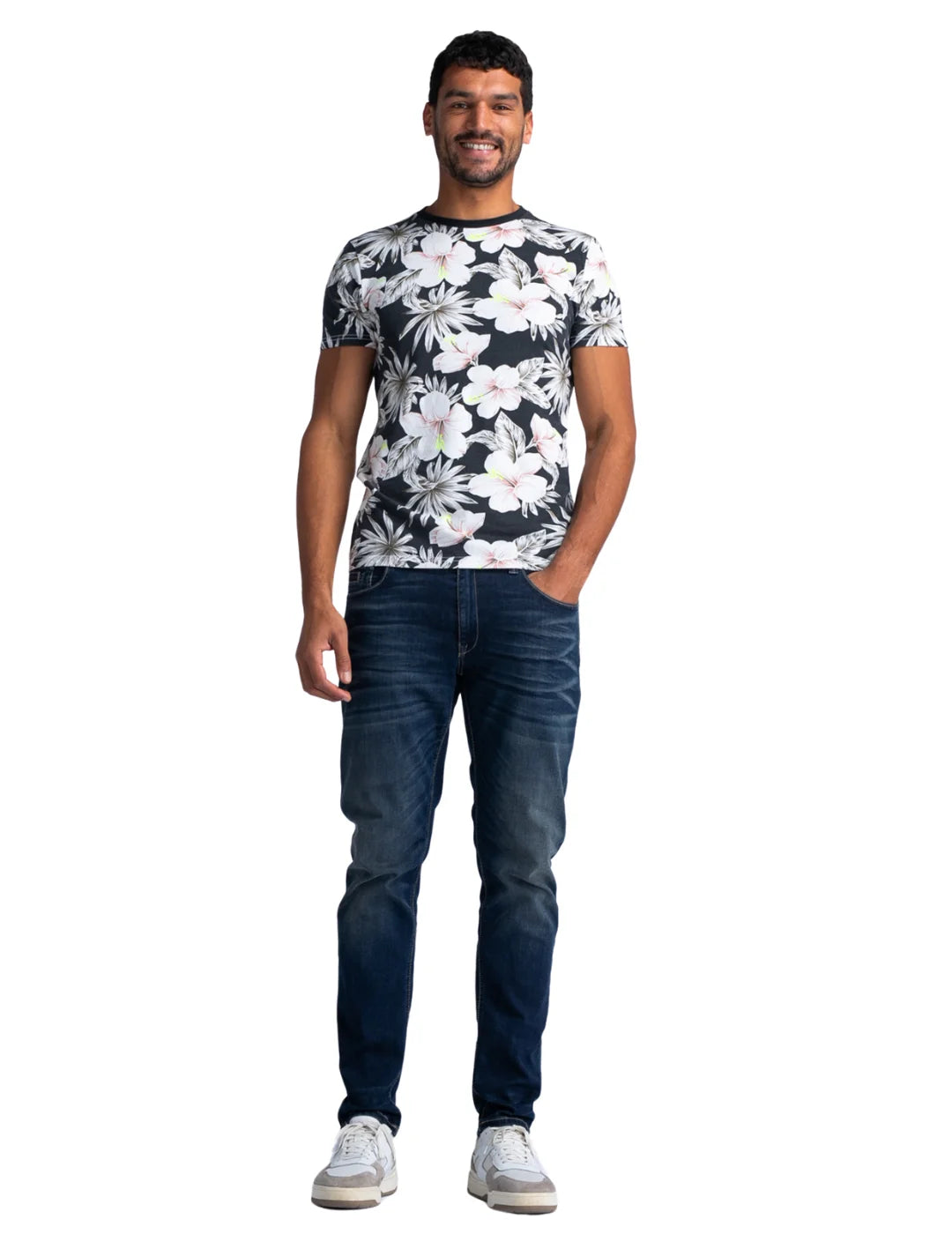 Camiseta Estampado Floral Petrol Industries Negro | Bicos de Fío