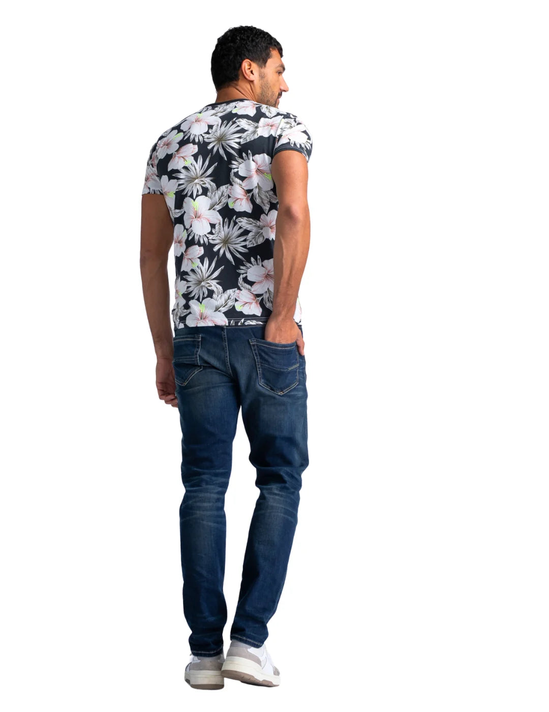 Camiseta Estampado Floral Petrol Industries Negro | Bicos de Fío