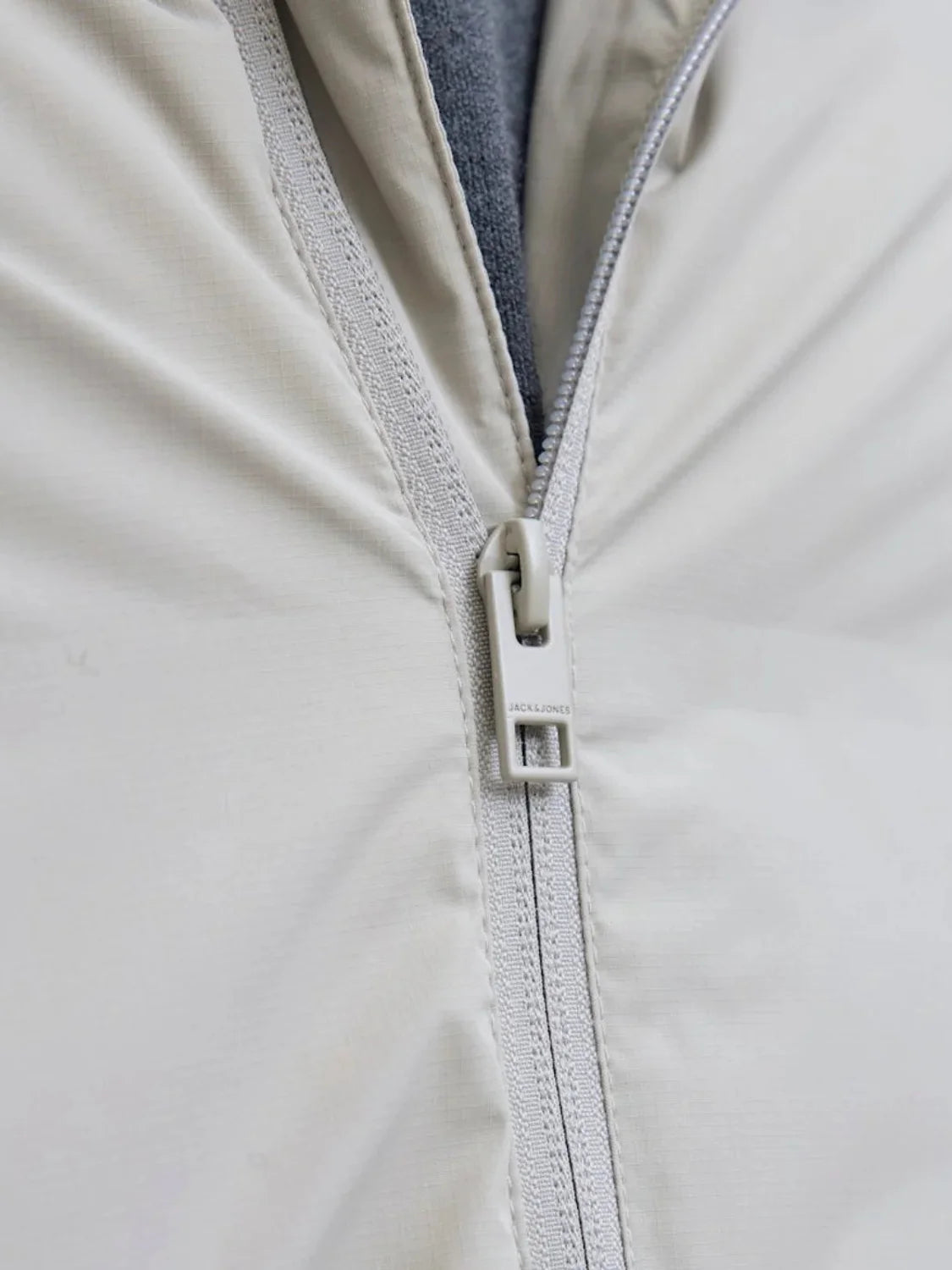 Chaqueta Acolchada Jack&Jones Soho Gris | Bicos de Fío