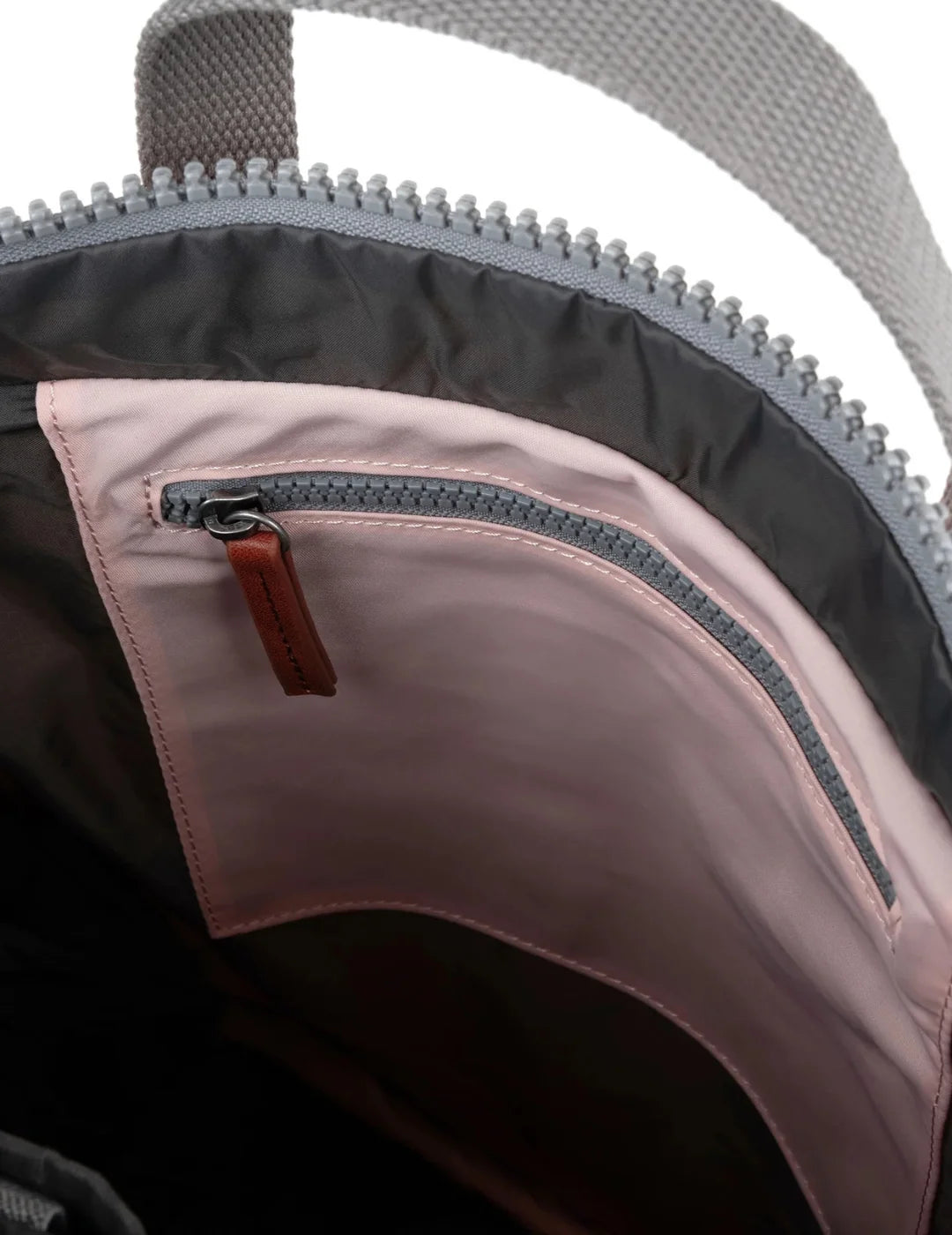 Mochila Roka Canfield B Medium English Rose | Bicos de Fío