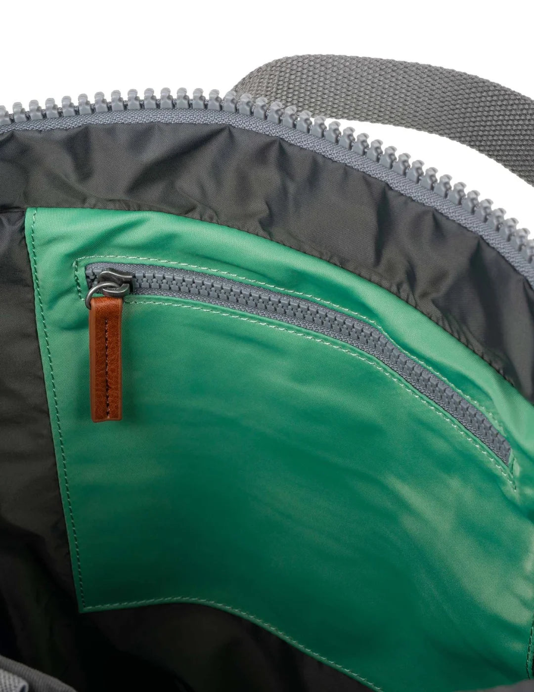 Mochila Roka Canfield B Medium Matcha | Bicos de Fío