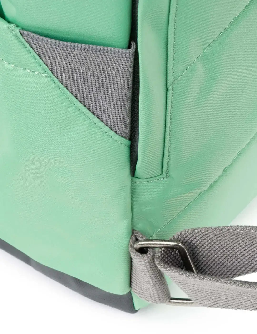 Mochila Roka Canfield B Medium Matcha | Bicos de Fío