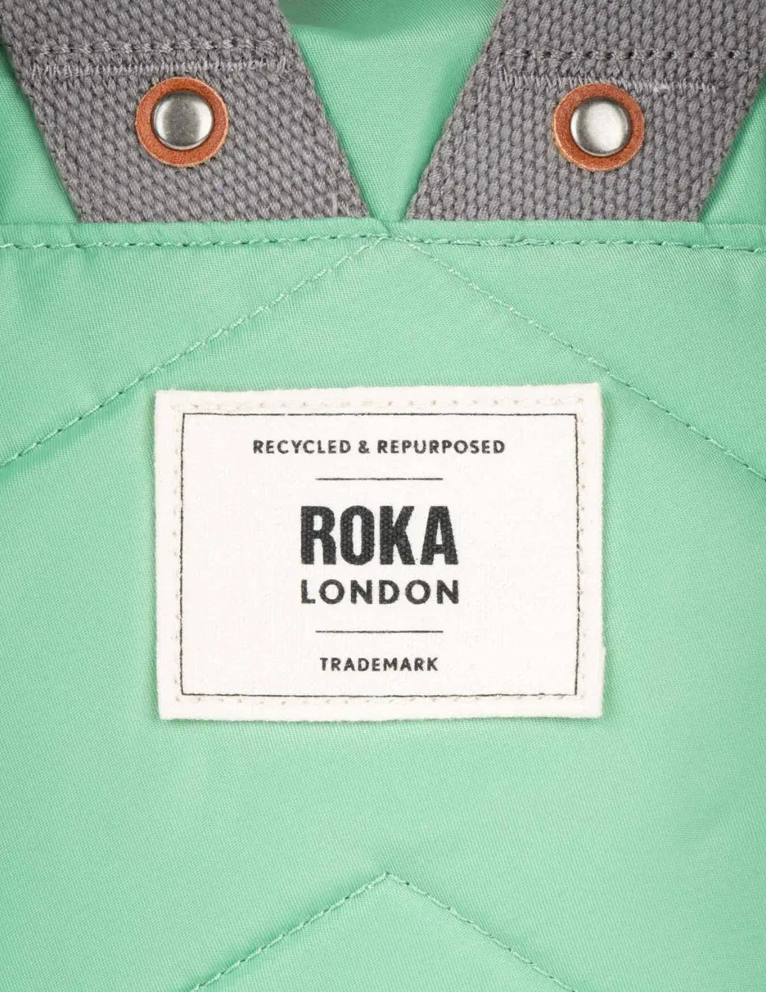 Mochila Roka Canfield B Medium Matcha | Bicos de Fío