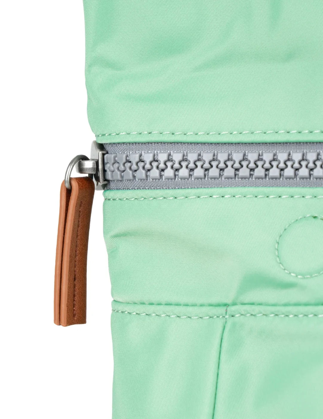 Mochila Roka Canfield B Medium Matcha | Bicos de Fío