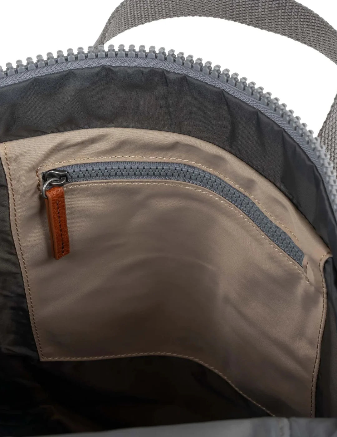 Mochila Roka Canfield B Medium Sand | Bicos de Fío
