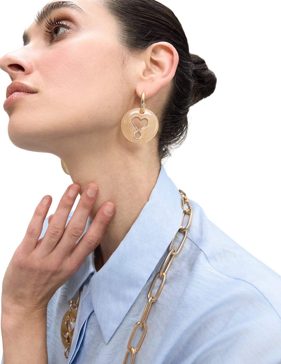 Pendientes Lola Casademunt Medallón Acrílico Dorado | Bicos de Fío