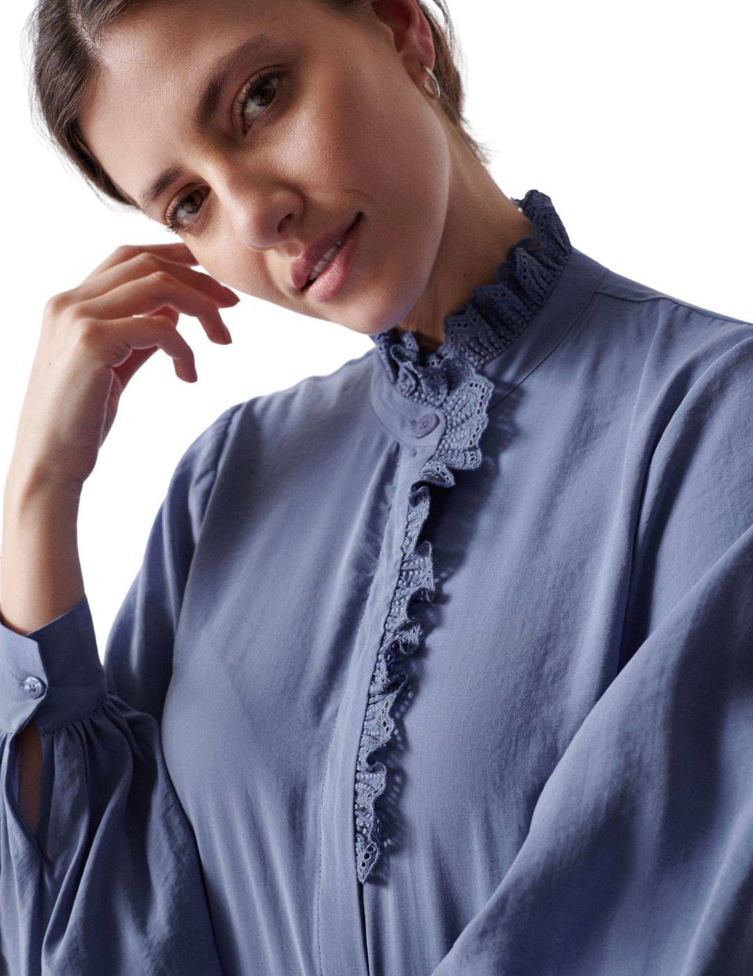 Camisa fluida con detalle en cuello Salsa Azul - Bicos de Fío