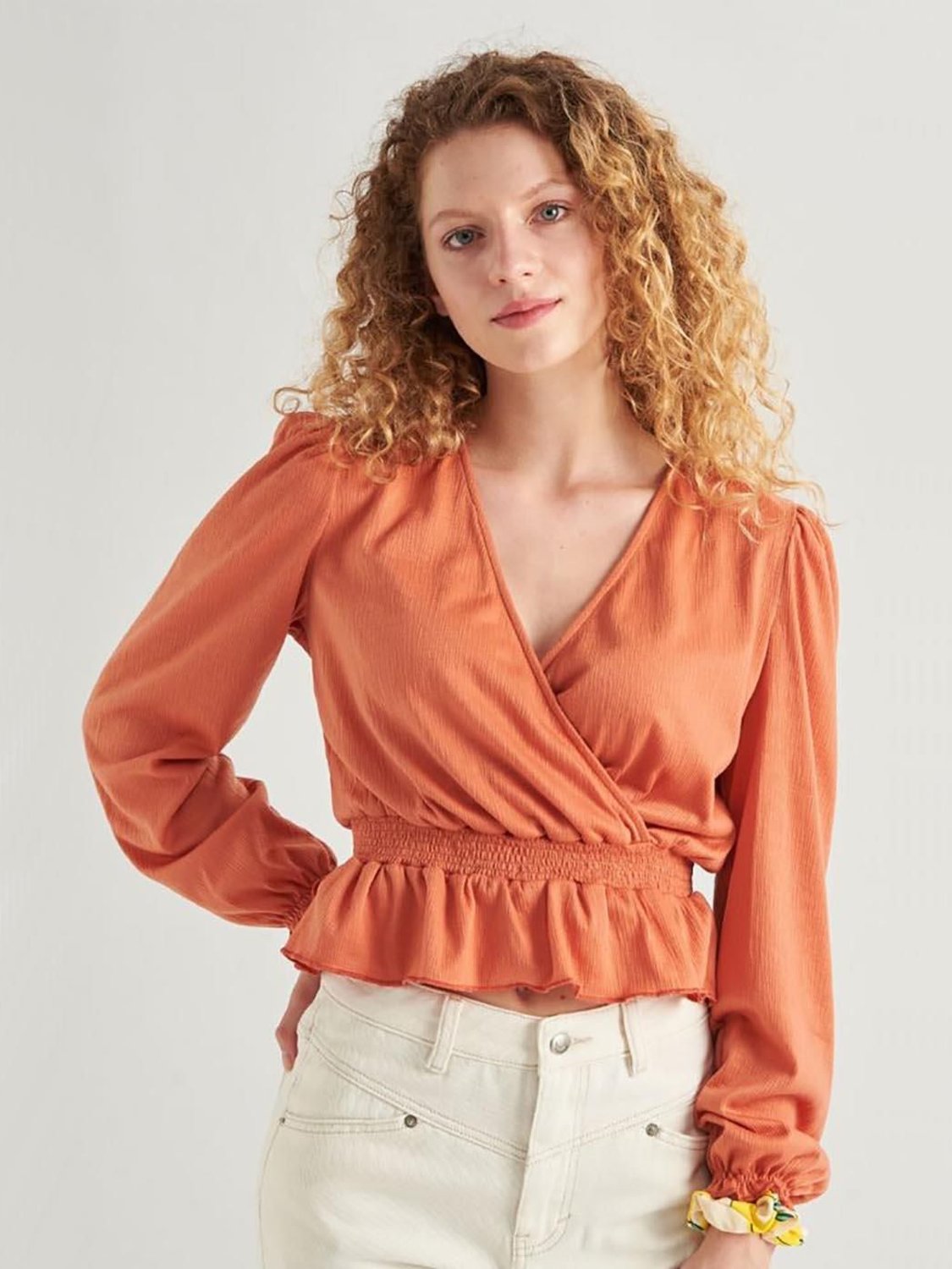 Blusa corta con fruncido 24 Colours Naranja - Bicos de Fío
