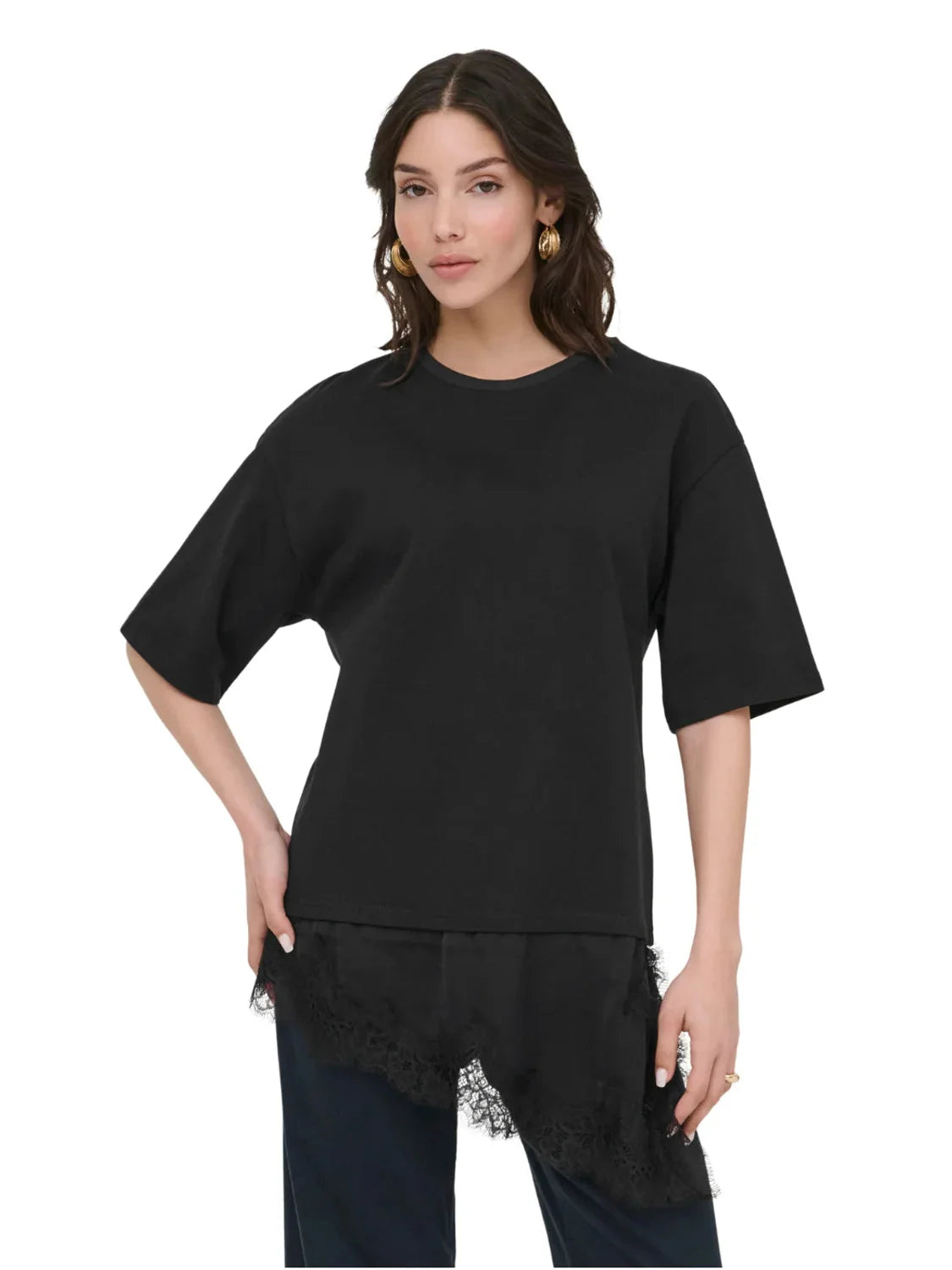 Camiseta Encaje Asimétrico JDY Alma Negro | Bicos de Fío