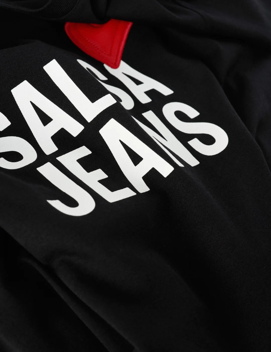 Camiseta Logo Corazón Salsa Jeans Negro | Bicos de Fío