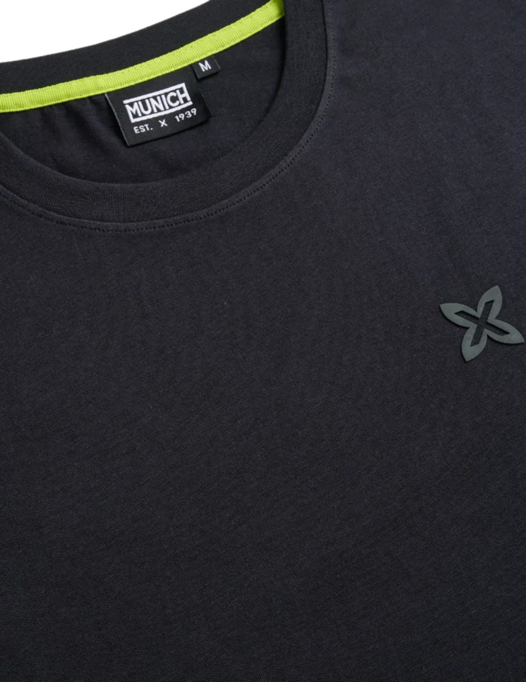 Camiseta Munich Essentials Negro | Bicos de Fío