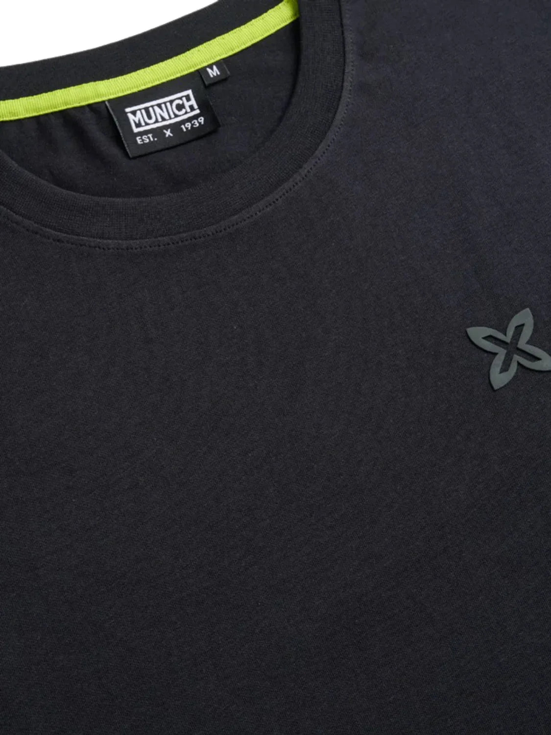 Camiseta Munich Essentials Negro | Bicos de Fío