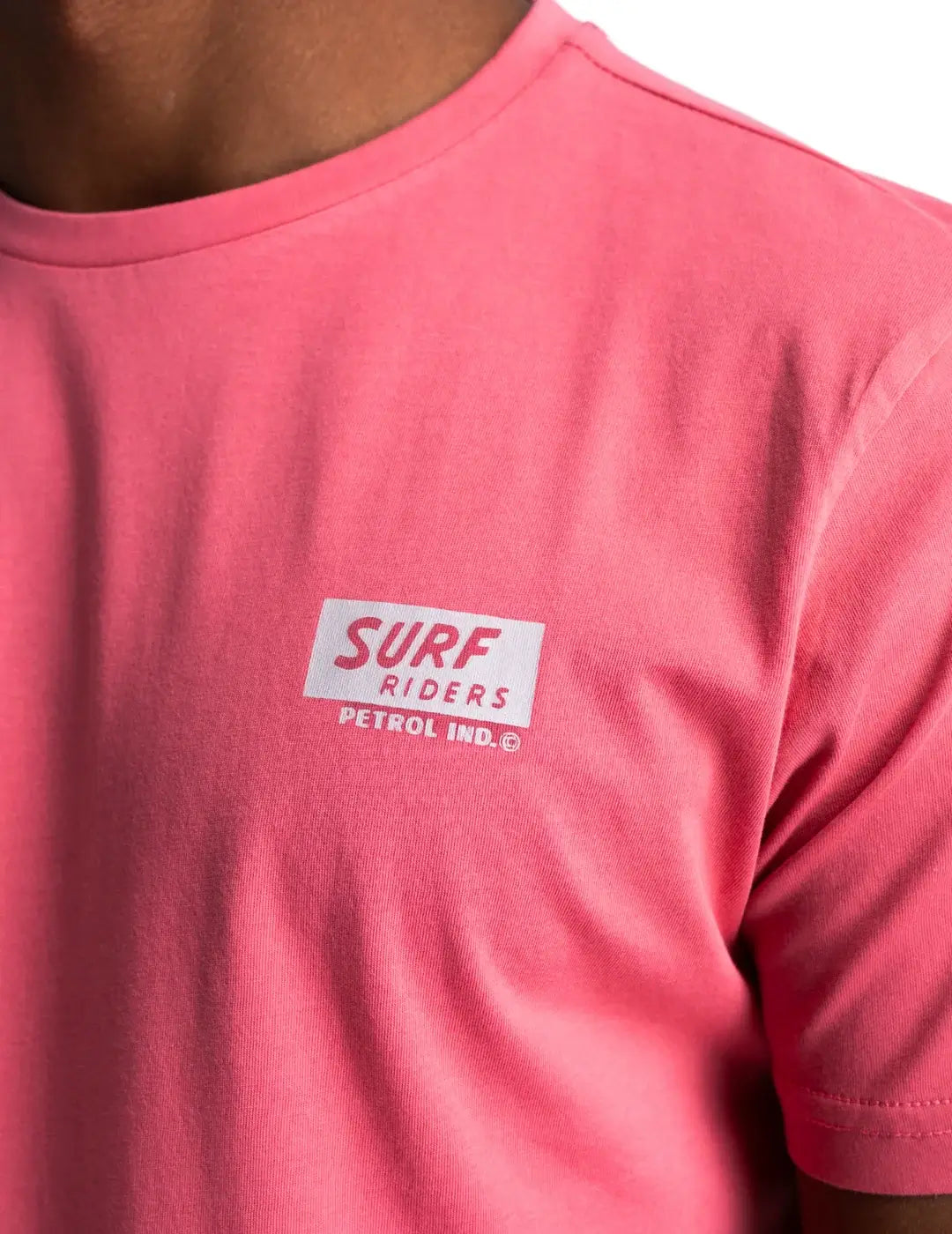 Camiseta Petrol Industries Waikiki Beach Rosa | Bicos de Fío