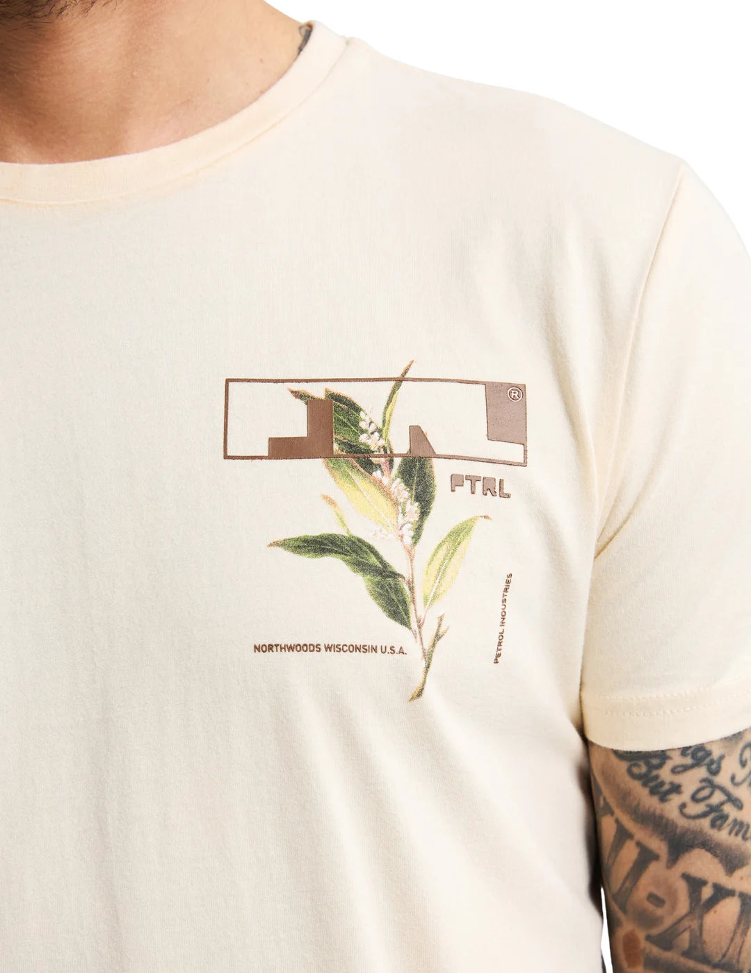 Camiseta Petrol Industries Zion Beige | Bicos de Fío