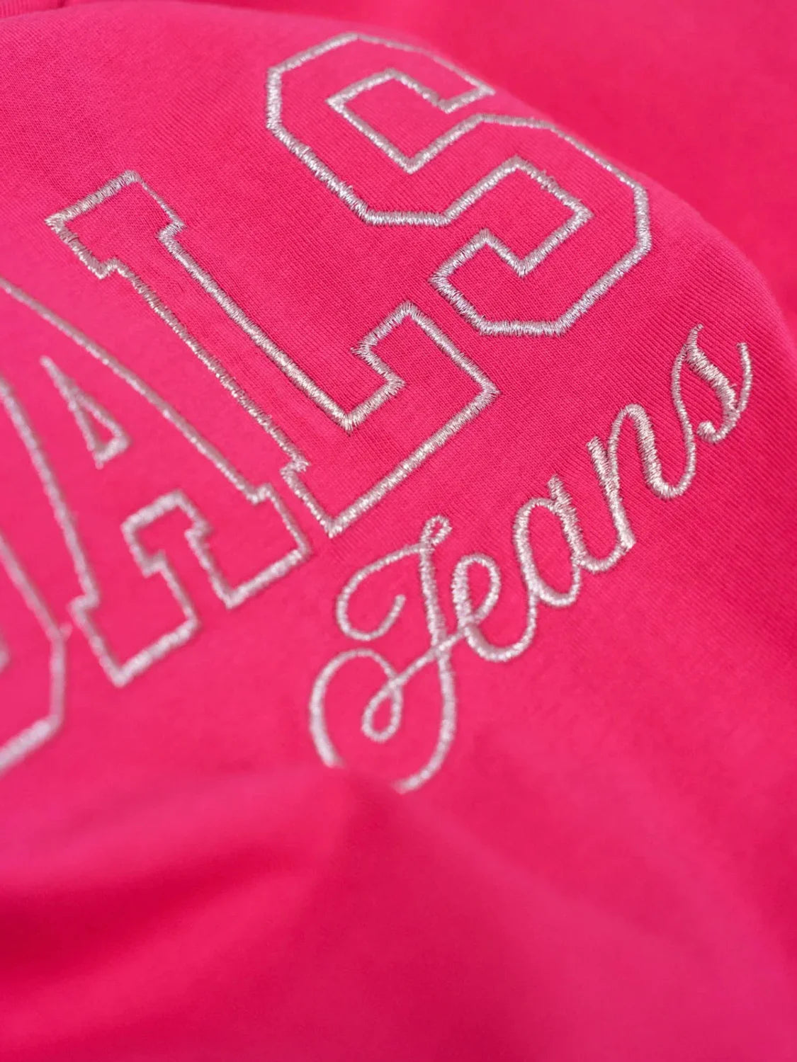 Camiseta Salsa Jeans Varsity Fucsia | Bicos de Fío