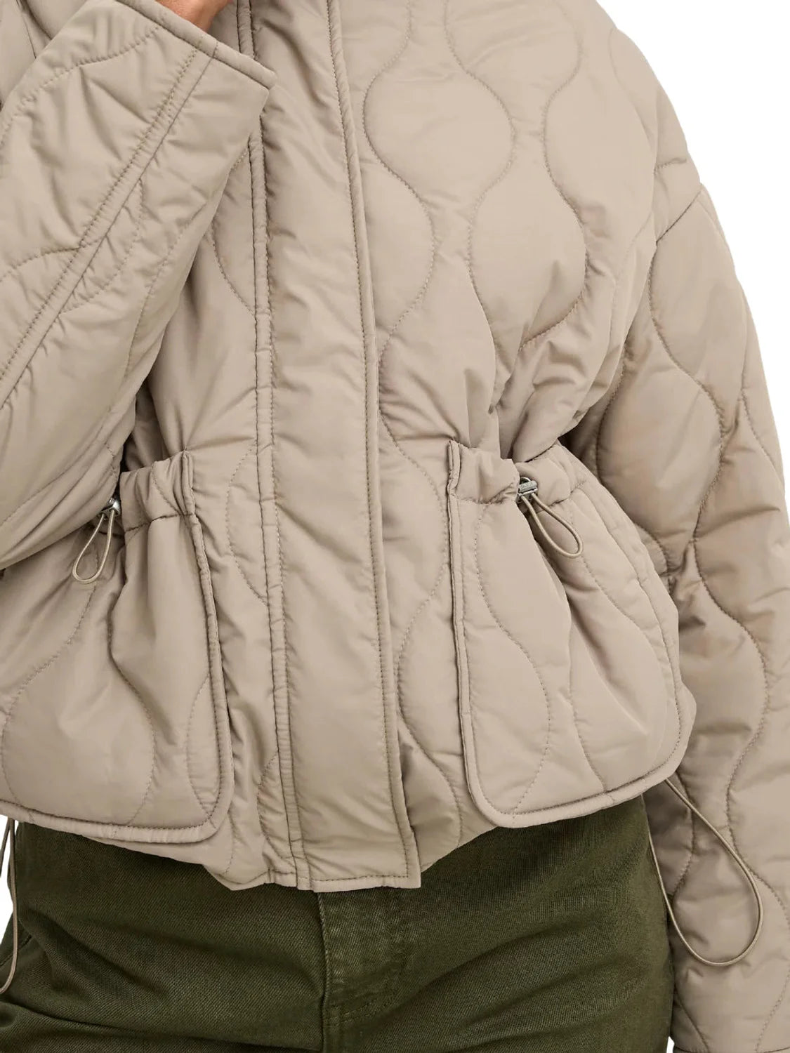 Chaqueta Acolchada Corta ONLY Sigga Beige | Bicos de Fío