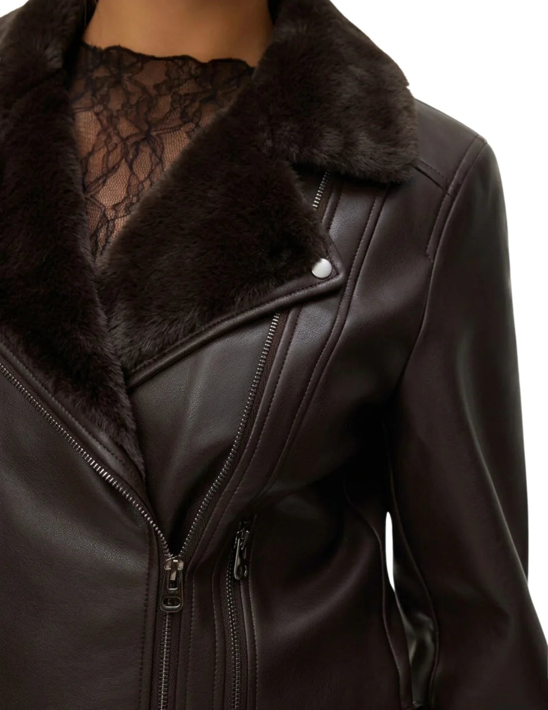 Biker Corta Vero Moda Hailey Marrón Chocolate | Bicos de Fío