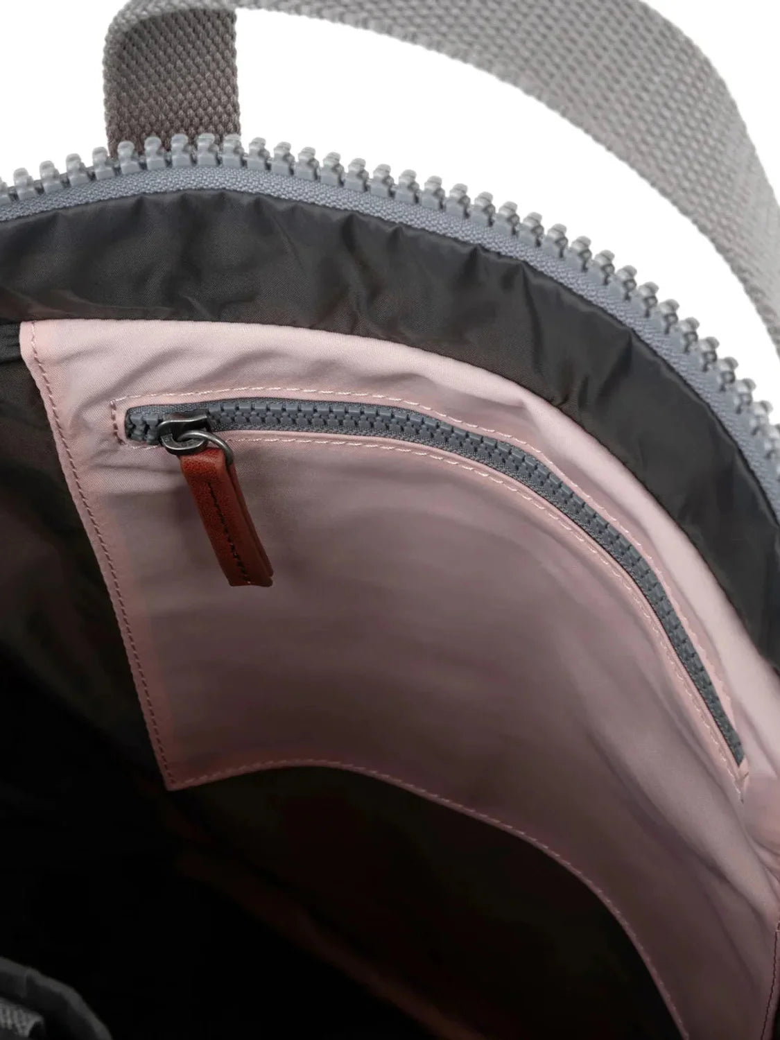 Mochila Roka Canfield B Medium English Rose | Bicos de Fío