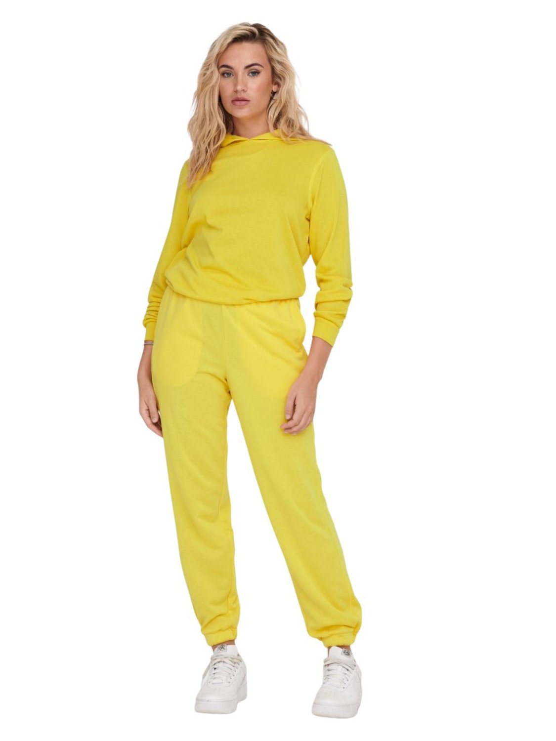 Look comfy con sudadera amarilla Only - Bicos de Fío